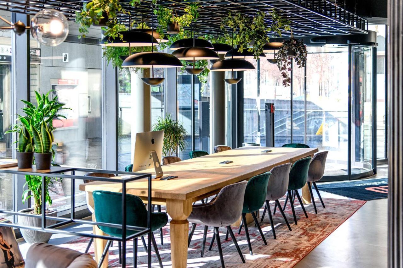 Radisson Red Hotel, Hotel Vienne